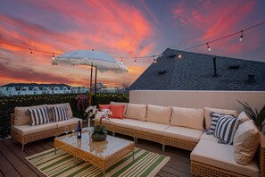 Terrace/patio - 8BR Twin Bldg w/ Rooftops Near Dtown: Pet-Friendly (HOUSTON)