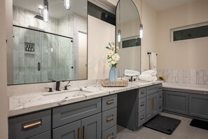 Towels - 8BR Twin Bldg w/ Rooftops Near Dtown: Pet-Friendly (HOUSTON)