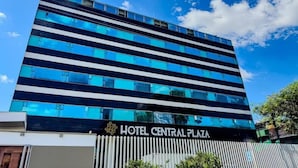 Un hotel de varios pisos con un diseño moderno, caracterizado por líneas horizontales y grandes ventanales.
