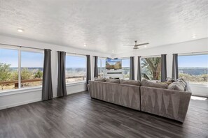 Living area - Rimview Haven: Hot Tub, Waterfall Trail & Golf! (Jerome)