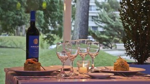 A table set for dining with wine glasses, plates, and a bottle of Amalaya wine. - Solanas Punta Del Este Spa Resort (Punta del Este)