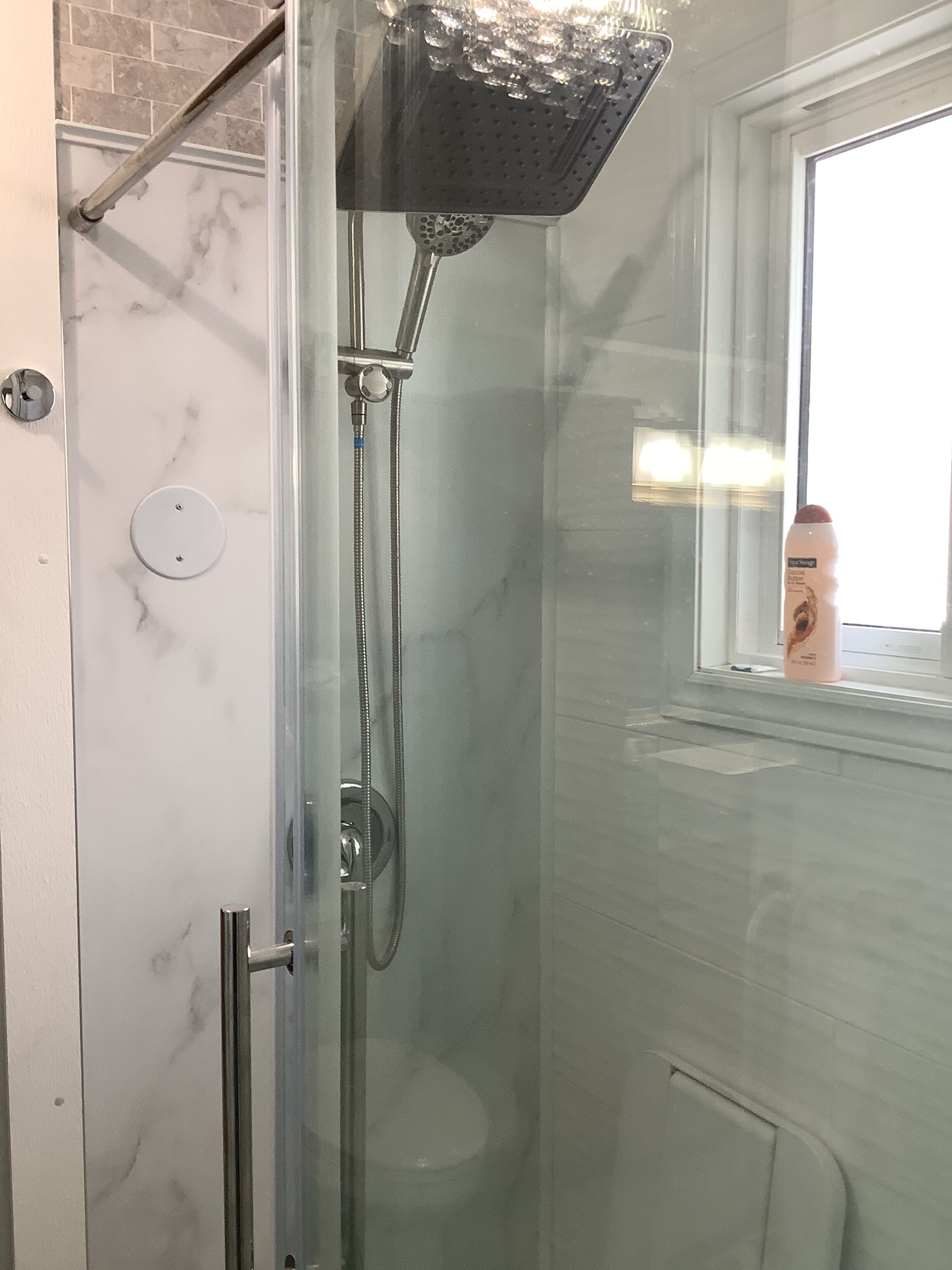 Douche, sèche-cheveux, bidet, serviettes fournies
