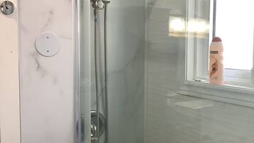 Douche, sĂšche-cheveux, bidet, serviettes fournies