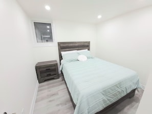 2 bedrooms, WiFi, bed sheets - Niagara Cozzy Suite (Thorold)