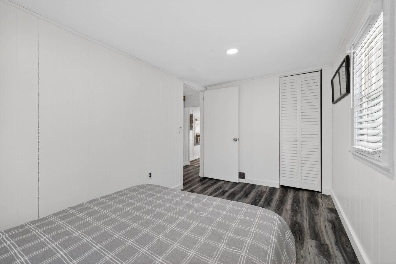 Schreibtisch, Bügeleisen/Bügelbrett, Reisekinderbett, WLAN