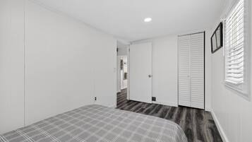 Skrivebord, strykejern/-brett, reiseseng for barn og wi-fi