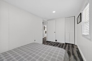 Skrivebord, strykejern/-brett, reiseseng for barn og wi-fi