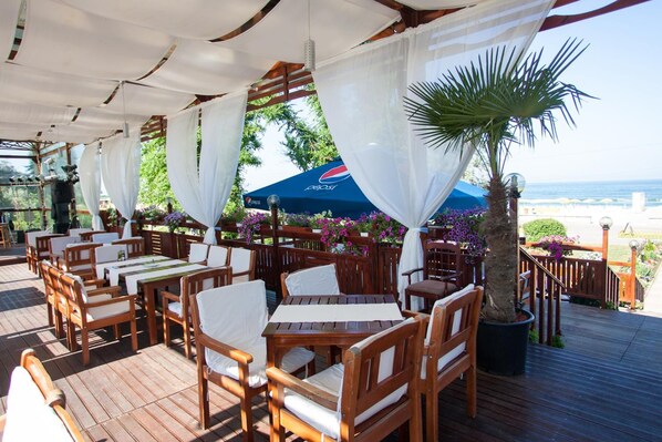 Outdoor dining - Central Mamaia (Constanta)