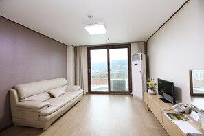Living area - Ilsung Seorak Oncheo Condo and Resort (Goseong)