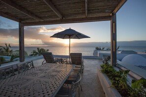 Outdoor dining - Bahia Mar Beach House (Vilanculos)