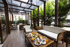 Outdoor dining - Real King Suit Otel (Yomra)