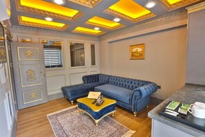 Living area - Real King Suit Otel (Yomra)