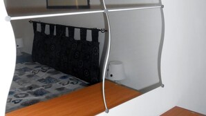 A room with a bed, a bedside table, a lamp, and a framed picture on the wall. - Mary''s Sweet Home Appartamento Napoli (Naples)