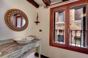 Interior - Rialto Canal View (Venice)