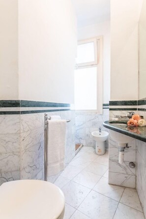 Bathroom - Tiny Ponte Vecchio (Florence)