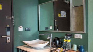 A bathroom with a white sink, a mirror, a towel rack, and toiletries. - Double Pretty Hotel (Taichung)