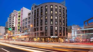 A Check-inn hotel with a modern design, featuring a curved facade and multiple windows. - Double Pretty Hotel (Taichung)