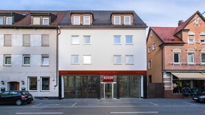 A hotel with a modern facade, large windows, and a prominent entrance. - Garner Hotel Stuttgart - Zuffenhausen By IHG (Stuttgart)