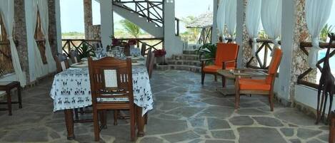 屋外ダイニングエリア