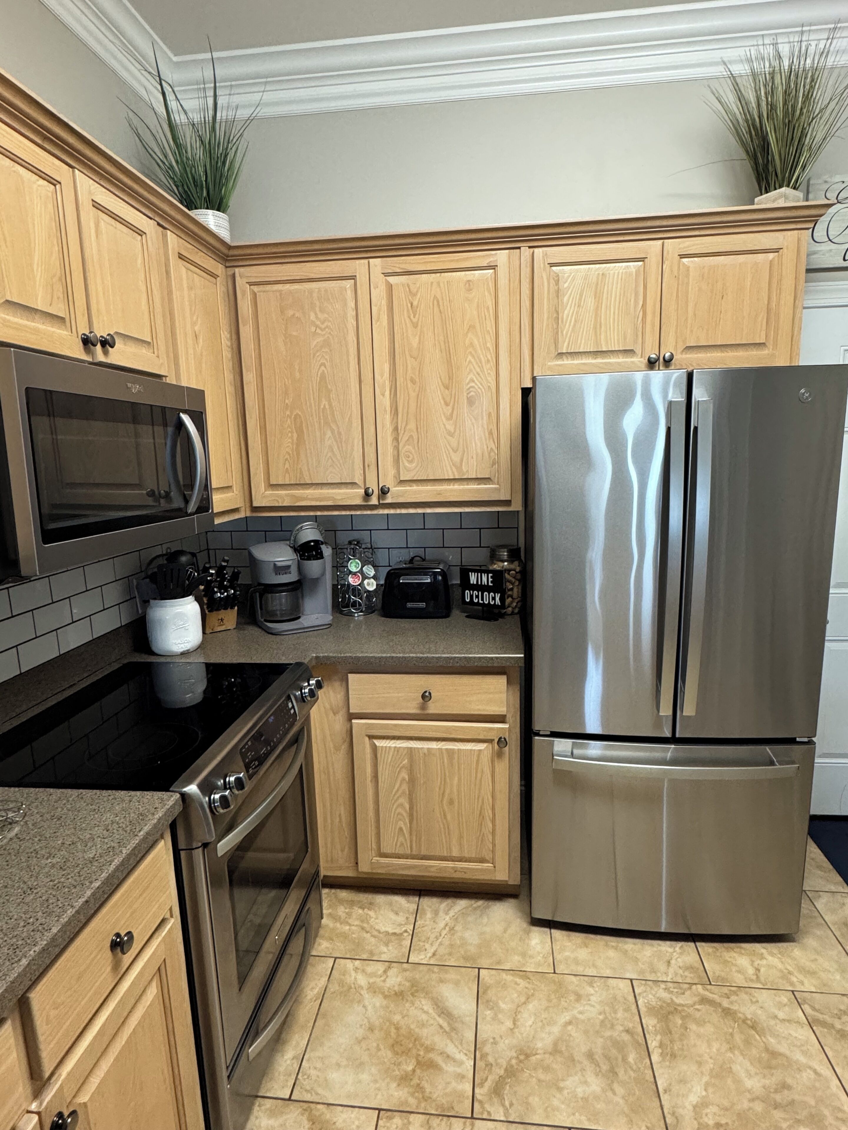 Jääkaappi, mikroaaltouuni, uuni, liesi