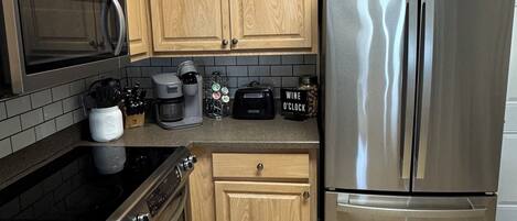 Réfrigérateur, micro-ondes, four, plaque de cuisson