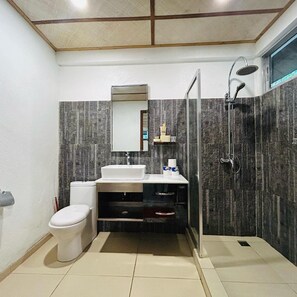 A modern bathroom with a toilet, sink, and shower. - Chindonan Dive Resort (Coron)