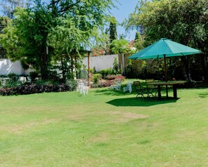 Outdoor dining - Pine Breeze Holiday Resort (Mombasa)