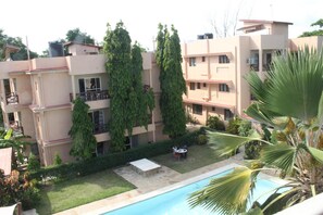 Outdoor pool - Pine Breeze Holiday Resort (Mombasa)