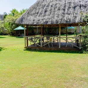 Outdoor dining - Pine Breeze Holiday Resort (Mombasa)