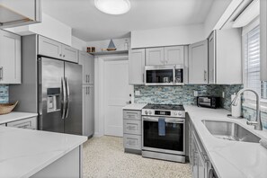 Fridge, microwave, oven, stovetop - Tree House on 20th | Quick Walk to the Beach (Indian Rocks Beach)