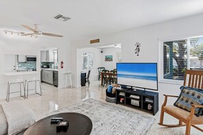 Smart TV, books - Tree House on 20th | Quick Walk to the Beach (Indian Rocks Beach)