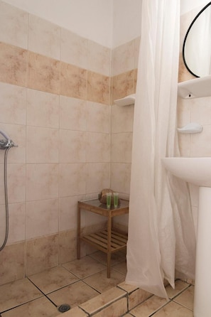 Bathroom - Armadoros Hotel / Ios Backpackers (Ios)