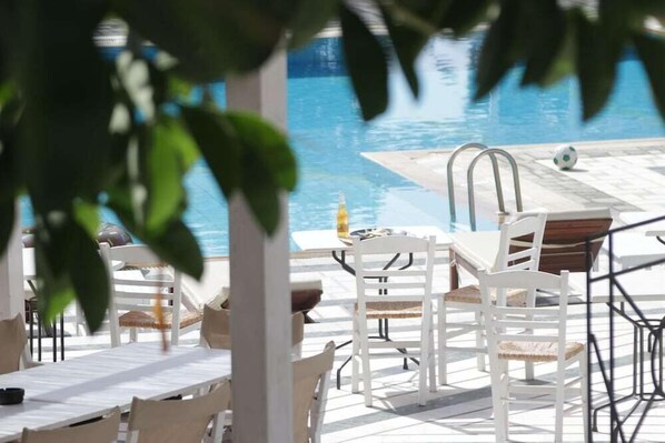 Outdoor pool - Armadoros Hotel / Ios Backpackers (Ios)