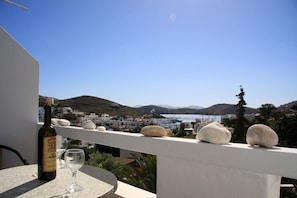 Outdoor dining - Armadoros Hotel / Ios Backpackers (Ios)