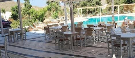 تناول الطعام بالخارج