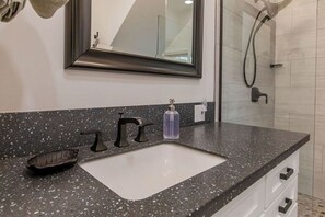 Dusche, Haartrockner, Handtücher