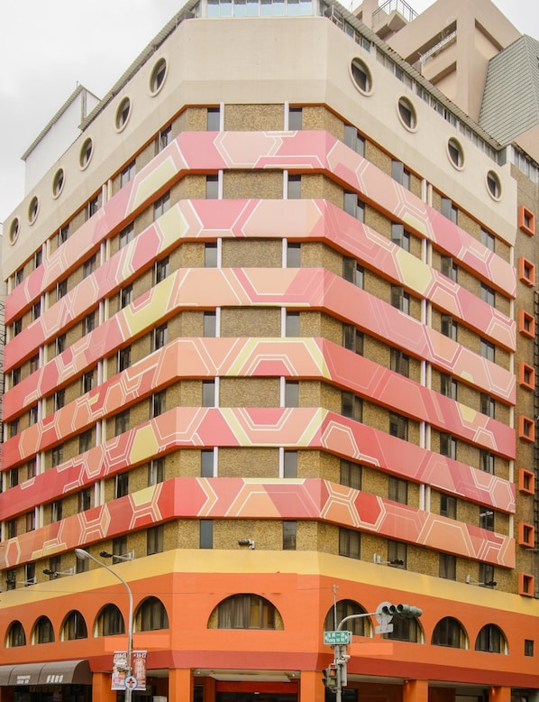 Un immeuble à plusieurs étages doté d’une façade géométrique remarquable et de balcons.