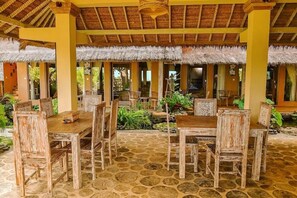 รับประทานอาหารกลางแจ้ง