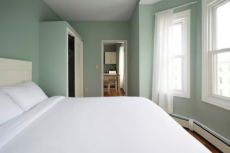 2 bedrooms, free WiFi, bed sheets. Not The The Ritz Carlton-15 min to Manhattan