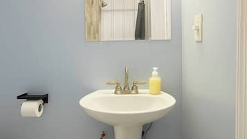 SĂšche-cheveux, serviettes fournies, savon, shampoing