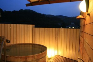 Outdoor spa tub - Mizunosato Marukyu Ryokan (Izu)