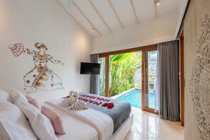 Een slaapkamer met een bed, een muurschildering, een televisie en uitzicht op een zwembad.