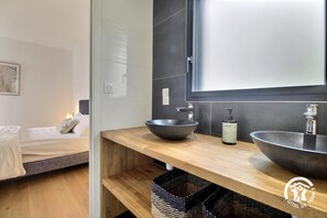 Iron/ironing board, free WiFi, bed sheets - Villa Sidonie - BELZ (BELZ)
