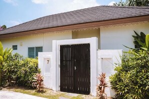 Exterior - Layan Tara (Thep Krasattri)