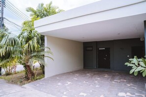 Property grounds - Layan Tara (Thep Krasattri)