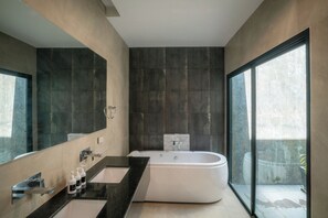 Bathroom - Layan Tara (Thep Krasattri)