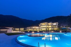 Outdoor pool - Mountain Glory Forest Resort (Pokhara)