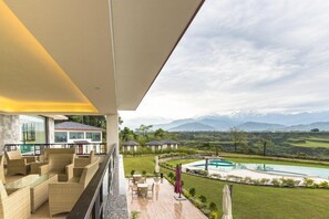 Outdoor dining - Mountain Glory Forest Resort (Pokhara)