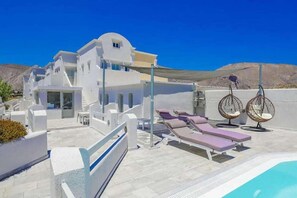 Outdoor pool - Sea La Vie Beachfront Suites (Santorini)