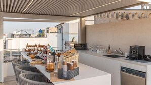 Een moderne keuken met een centraal eiland, een ingebouwde vaatwasser en uitzicht op de stad.